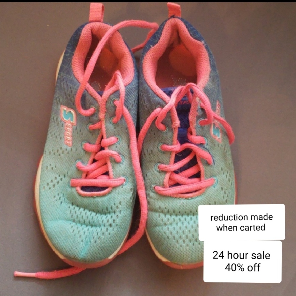 Sketchers Tennis Shoes